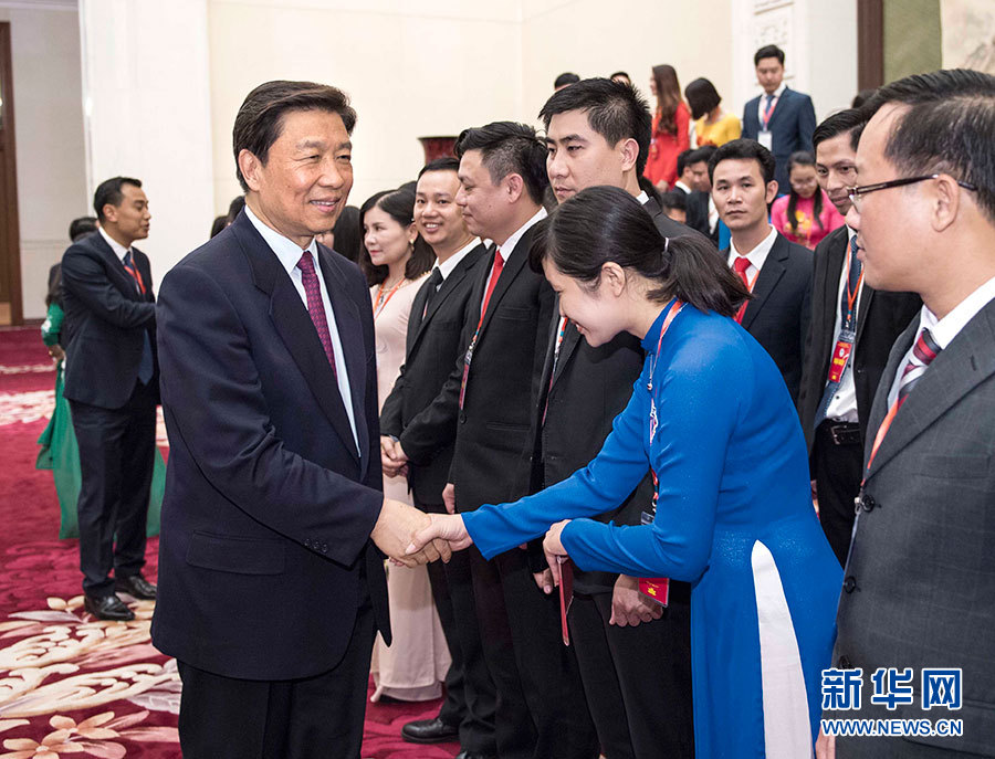 5月22日，中共中央政治局委員、國家副主席李源潮在北京會(huì)見越南胡志明共青團(tuán)中央書記處第一書記黎國鋒率領(lǐng)的越南青年代表團(tuán)。 新華社記者李濤 攝