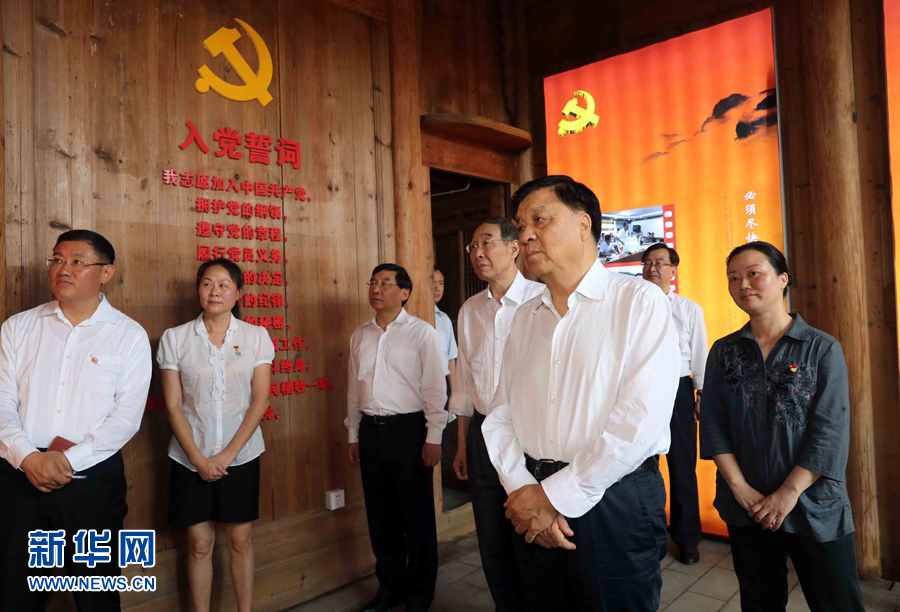 6月8日至10日，中共中央政治局常委、中央書記處書記劉云山在福建調(diào)研。這是6月9日，劉云山專程來到政和縣石圳村，深入了解廖俊波的事跡。新華社記者 劉衛(wèi)兵 攝