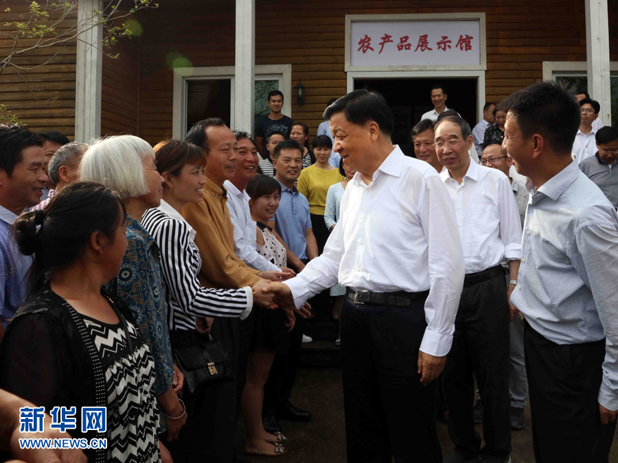 6月8日至10日，中共中央政治局常委、中央書記處書記劉云山在福建調(diào)研。這是6月9日，劉云山在周寧縣上洋村與村民親切交談。新華社記者 劉衛(wèi)兵 攝