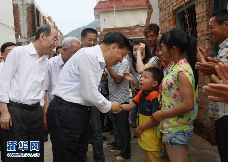 6月8日至10日，中共中央政治局常委、中央書記處書記劉云山在福建調(diào)研。這是6月9日，劉云山在福安市溪邳村走訪群眾家庭。新華社記者 劉衛(wèi)兵 攝