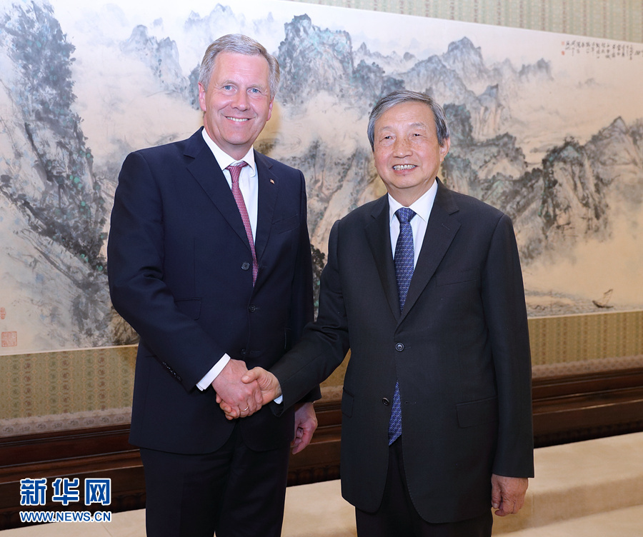 6月13日，國(guó)務(wù)院副總理馬凱在北京中南海紫光閣會(huì)見(jiàn)德國(guó)前總統(tǒng)、全球中小企業(yè)聯(lián)盟全球主席武爾夫。 新華社記者 王曄 攝 