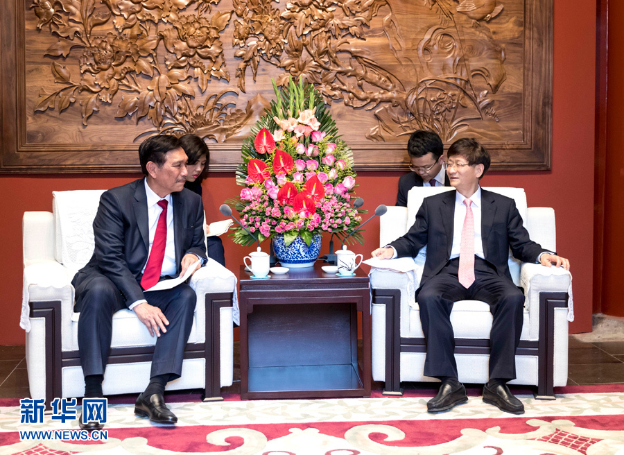 6月15日，中共中央政治局委員、中央政法委書記孟建柱在北京會(huì)見印尼總統(tǒng)特使、海洋統(tǒng)籌部長(zhǎng)盧胡特。   新華社記者 丁海濤攝