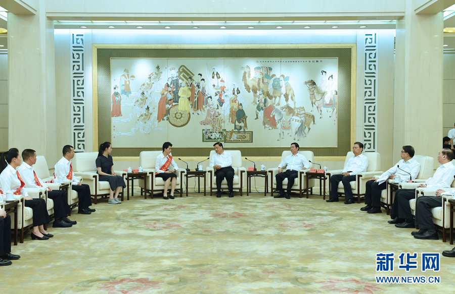 6月21日，廖俊波同志先進事跡報告會在北京人民大會堂舉行。報告會前，中共中央政治局常委、中央書記處書記劉云山會見報告團成員，代表習(xí)近平總書記，代表黨中央，向廖俊波同志家屬表示親切慰問，并頒發(fā)黨中央追授廖俊波同志&ldquo;全國優(yōu)秀共產(chǎn)黨員&rdquo;證書、獎?wù)?。新華社記者 饒愛民 攝