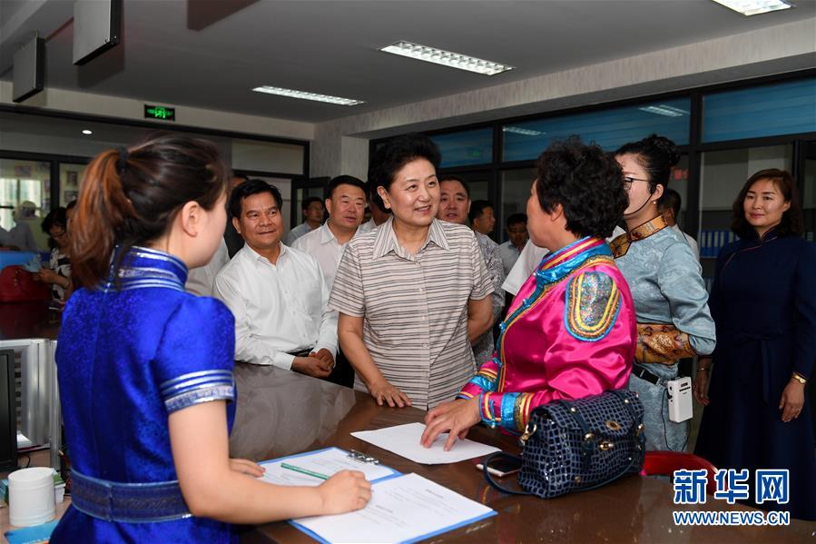 6月25日，全國(guó)民族團(tuán)結(jié)進(jìn)步創(chuàng)建經(jīng)驗(yàn)交流現(xiàn)場(chǎng)會(huì)在內(nèi)蒙古興安盟召開(kāi)，中共中央政治局委員、國(guó)務(wù)院副總理劉延?xùn)|出席會(huì)議并講話。在內(nèi)蒙古期間，劉延?xùn)|考察內(nèi)蒙古人民代表會(huì)議舊址即&ldquo;五一會(huì)址&rdquo;，深入社區(qū)看望各族干部群眾。這是劉延?xùn)|在興安盟科右前旗興科社區(qū)與群眾交談。新華社記者 陳曄華 攝