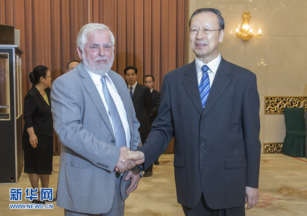 6月28日，中共中央書記處書記、全國政協(xié)副主席、中國經(jīng)濟社會理事會主席杜青林在北京會見歐盟經(jīng)濟社會委員會主席達西斯。 新華社記者 崔新鈺 攝