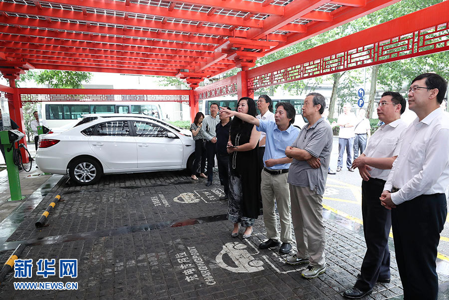 近日，中共中央政治局委員、國務(wù)院副總理馬凱在北京調(diào)研新能源汽車產(chǎn)業(yè)發(fā)展。這是7月4日，馬凱在北京深入新能源汽車充換電設(shè)施、充電服務(wù)平臺(tái)、分時(shí)租賃等單位調(diào)研。新華社記者 龐興雷 攝