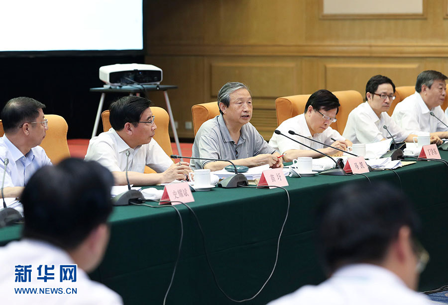 近日，中共中央政治局委員、國務(wù)院副總理馬凱在北京調(diào)研新能源汽車產(chǎn)業(yè)發(fā)展。這是7月4日，馬凱在北京深入新能源汽車充換電設(shè)施、充電服務(wù)平臺(tái)、分時(shí)租賃等單位調(diào)研，并主持召開推廣應(yīng)用座談會(huì)。新華社記者 龐興雷 攝