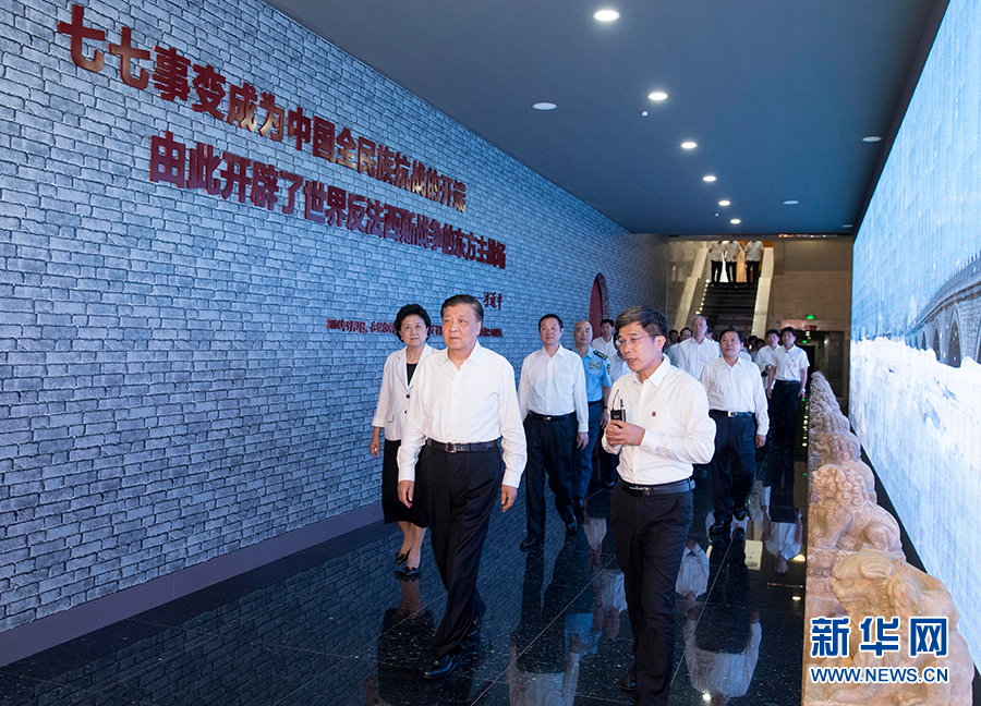 7月7日，紀(jì)念全民族抗戰(zhàn)爆發(fā)80周年儀式在中國(guó)人民抗日戰(zhàn)爭(zhēng)紀(jì)念館舉行。中共中央政治局常委、中央書記處書記劉云山出席儀式并講話。這是儀式后，劉云山參觀《全民抗戰(zhàn)偉大壯舉&mdash;&mdash;紀(jì)念全民族抗戰(zhàn)爆發(fā)80周年專題展覽》。 新華社記者丁林?jǐn)z