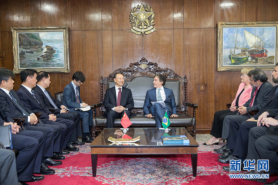 7月11日，在巴西首都巴西利亞，中共中央書記處書記、全國(guó)政協(xié)副主席杜青林（中左）會(huì)見(jiàn)巴西參議院議長(zhǎng)歐尼西奧&middot;奧利維拉（中右）。新華社記者李明攝