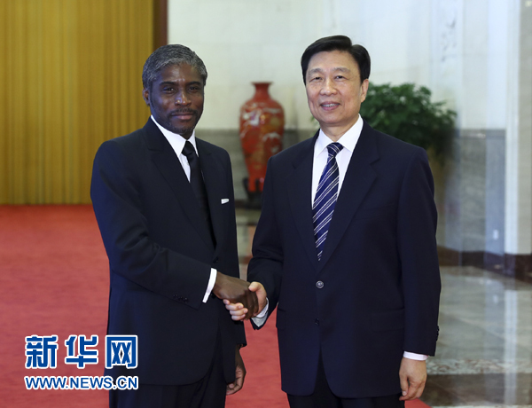 7月13日，中國(guó)國(guó)家副主席李源潮在北京人民大會(huì)堂與赤道幾內(nèi)亞副總統(tǒng)曼格會(huì)談。 新華社記者 謝環(huán)馳 攝