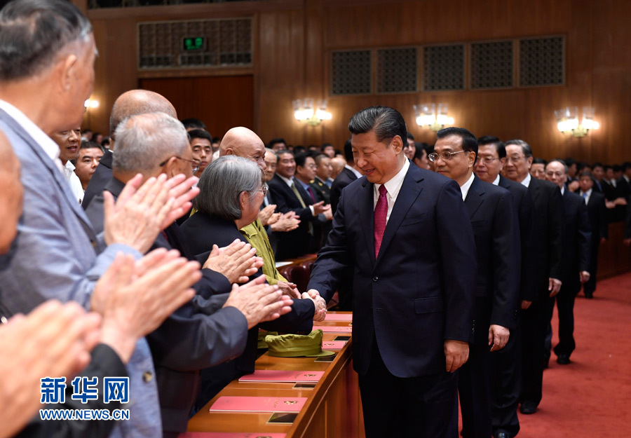 7月28日，慶祝中國人民解放軍建軍90周年文藝晚會《在黨的旗幟下》在北京人民大會堂舉行。中共中央總書記、國家主席、中央軍委主席習(xí)近平和李克強、張德江、俞正聲、劉云山、王岐山、張高麗等黨和國家領(lǐng)導(dǎo)人，與首都3000多名各界群眾一起觀看演出。演出開始前，習(xí)近平等與老戰(zhàn)士、老同志代表和&ldquo;八一勛章&rdquo;獲得者親切握手。新華社記者 李學(xué)仁 攝