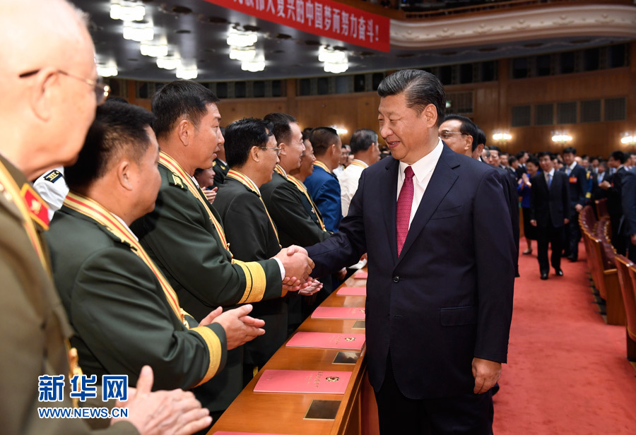7月28日，慶祝中國人民解放軍建軍90周年文藝晚會《在黨的旗幟下》在北京人民大會堂舉行。中共中央總書記、國家主席、中央軍委主席習(xí)近平和李克強、張德江、俞正聲、劉云山、王岐山、張高麗等黨和國家領(lǐng)導(dǎo)人，與首都3000多名各界群眾一起觀看演出。演出開始前，習(xí)近平等與老戰(zhàn)士、老同志代表和&ldquo;八一勛章&rdquo;獲得者親切握手。新華社記者 李學(xué)仁 攝
