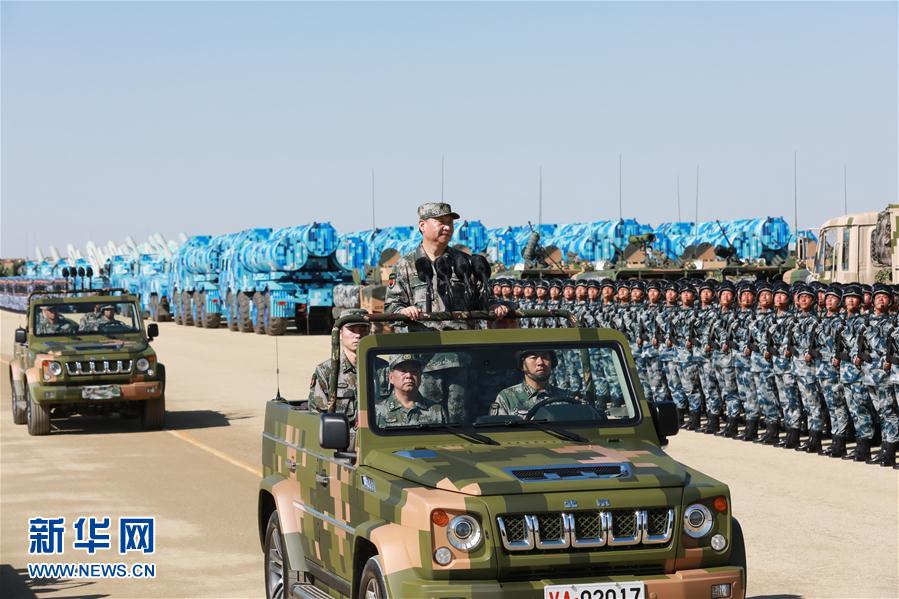 7月30日上午，慶祝中國(guó)人民解放軍建軍90周年閱兵在朱日和聯(lián)合訓(xùn)練基地隆重舉行。中共中央總書(shū)記、國(guó)家主席、中央軍委主席習(xí)近平檢閱部隊(duì)并發(fā)表重要講話。這是習(xí)近平乘車檢閱部隊(duì)。新華社記者 李剛 攝