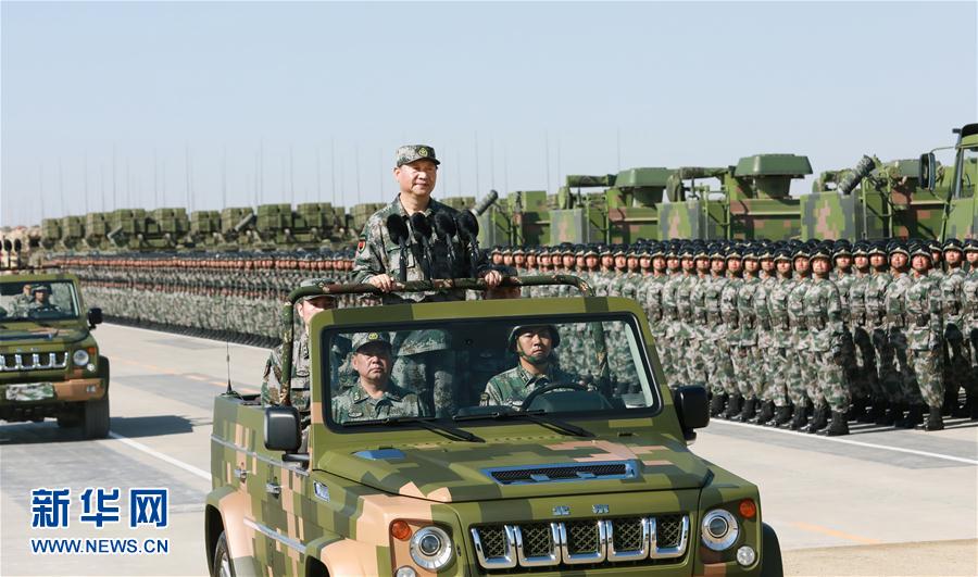 7月30日上午，慶祝中國(guó)人民解放軍建軍90周年閱兵在朱日和聯(lián)合訓(xùn)練基地隆重舉行。中共中央總書(shū)記、國(guó)家主席、中央軍委主席習(xí)近平檢閱部隊(duì)并發(fā)表重要講話。這是習(xí)近平乘車檢閱部隊(duì)。新華社記者 李剛 攝