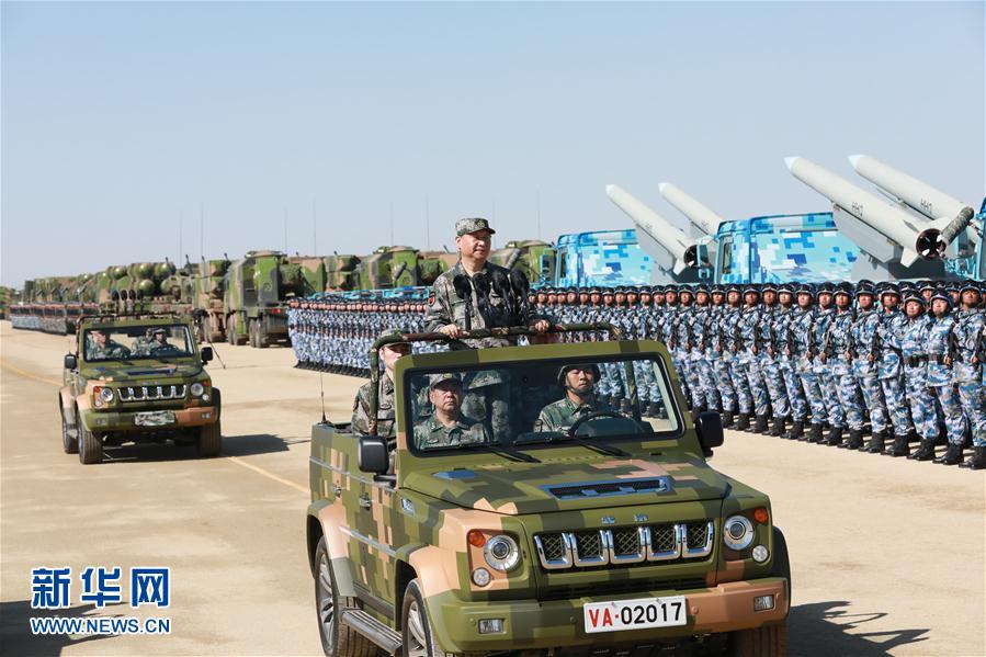 7月30日上午，慶祝中國(guó)人民解放軍建軍90周年閱兵在朱日和聯(lián)合訓(xùn)練基地隆重舉行。中共中央總書(shū)記、國(guó)家主席、中央軍委主席習(xí)近平檢閱部隊(duì)并發(fā)表重要講話。這是習(xí)近平乘車檢閱部隊(duì)。新華社記者 李剛 攝