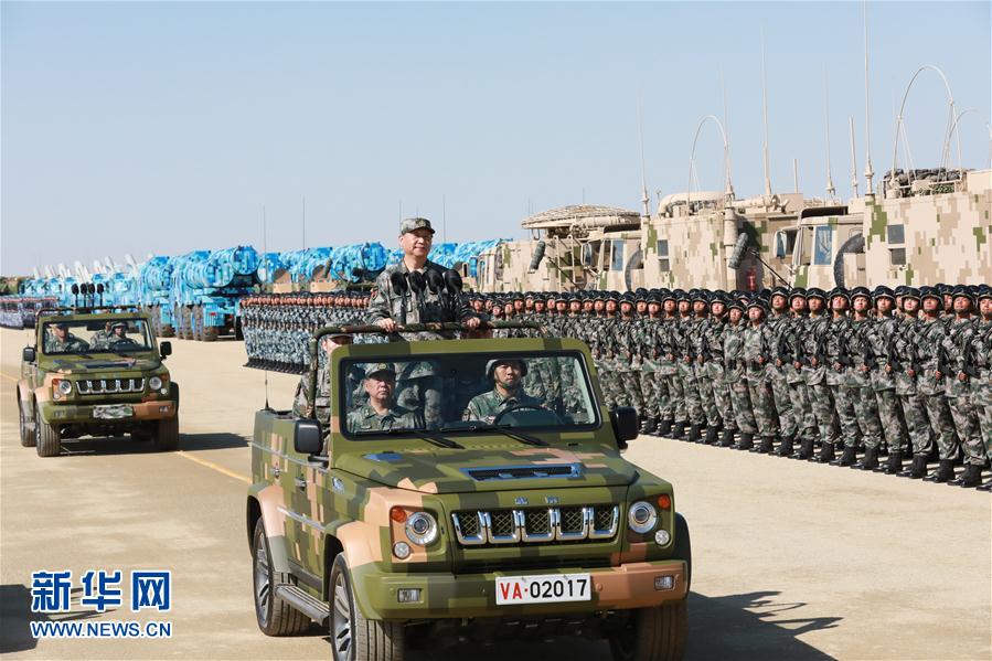 7月30日上午，慶祝中國(guó)人民解放軍建軍90周年閱兵在朱日和聯(lián)合訓(xùn)練基地隆重舉行。中共中央總書(shū)記、國(guó)家主席、中央軍委主席習(xí)近平檢閱部隊(duì)并發(fā)表重要講話。這是習(xí)近平乘車檢閱部隊(duì)。新華社記者 李剛 攝