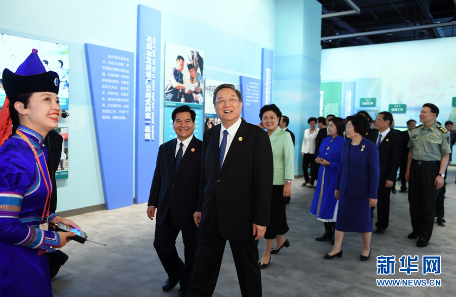 8月7日，中共中央政治局常委、全國(guó)政協(xié)主席、中央代表團(tuán)團(tuán)長(zhǎng)俞正聲率代表團(tuán)全體成員來(lái)到內(nèi)蒙古展覽館，參觀《守望相助團(tuán)結(jié)奮斗&mdash;&mdash;慶祝內(nèi)蒙古自治區(qū)成立70周年展覽》。 新華社記者 張領(lǐng) 攝