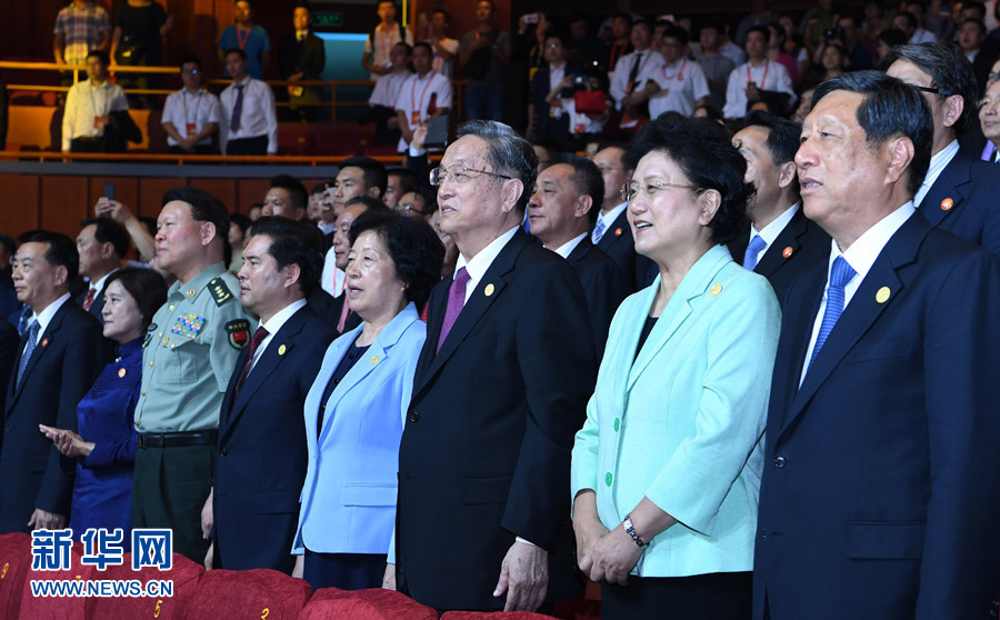 8月7日，慶祝內(nèi)蒙古自治區(qū)成立70周年文藝晚會《贊歌》在內(nèi)蒙古烏蘭恰特大劇院舉行。中共中央政治局常委、全國政協(xié)主席、中央代表團(tuán)團(tuán)長俞正聲和各族各界干部群眾等共約1300人觀看演出。新華社記者 張領(lǐng) 攝