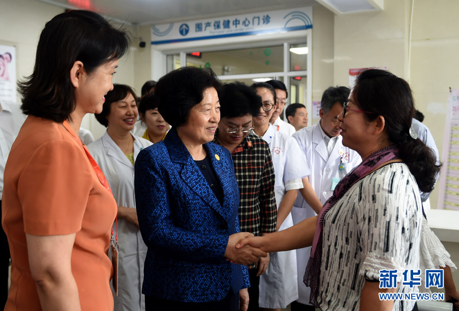 8月9日，中共中央政治局委員、中央統(tǒng)戰(zhàn)部部長、中央代表團副團長孫春蘭率中央代表團三分團，先后赴內(nèi)蒙古自治區(qū)烏海市、阿拉善盟看望各族干部群眾。這是孫春蘭在烏海市婦兒醫(yī)療預(yù)防保健中心同患者親切交談。新華社記者 任軍川 攝
