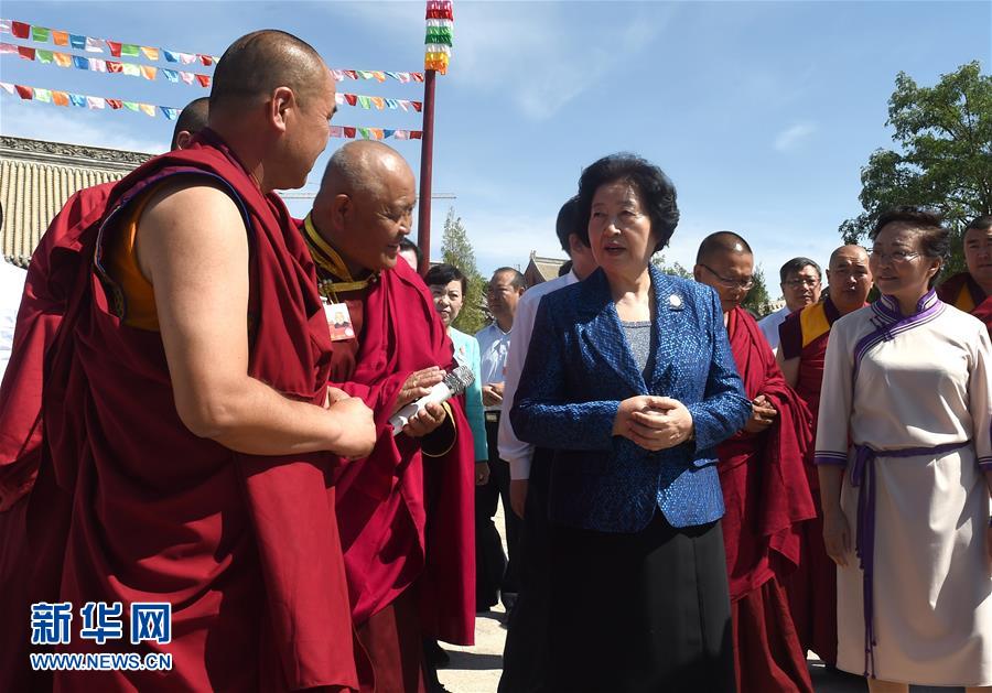 8月10日，中共中央政治局委員、中央統(tǒng)戰(zhàn)部部長、中央代表團(tuán)副團(tuán)長孫春蘭率中央代表團(tuán)三分團(tuán)繼續(xù)在內(nèi)蒙古自治區(qū)阿拉善盟看望慰問，把以習(xí)近平同志為核心的黨中央的親切關(guān)懷和全國各族人民的美好祝福帶給阿拉善各族各界干部群眾。這是孫春蘭在佛教寺廟延福寺考察。新華社記者 任軍川 攝