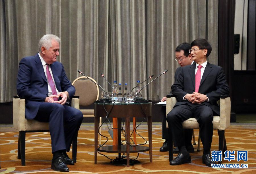 9月11日，在塞爾維亞首都貝爾格萊德，習近平主席特使、中共中央政治局委員、中央政法委書記孟建柱（右）會見塞爾維亞前總統(tǒng)尼科利奇（左）。新華社記者王慧娟攝