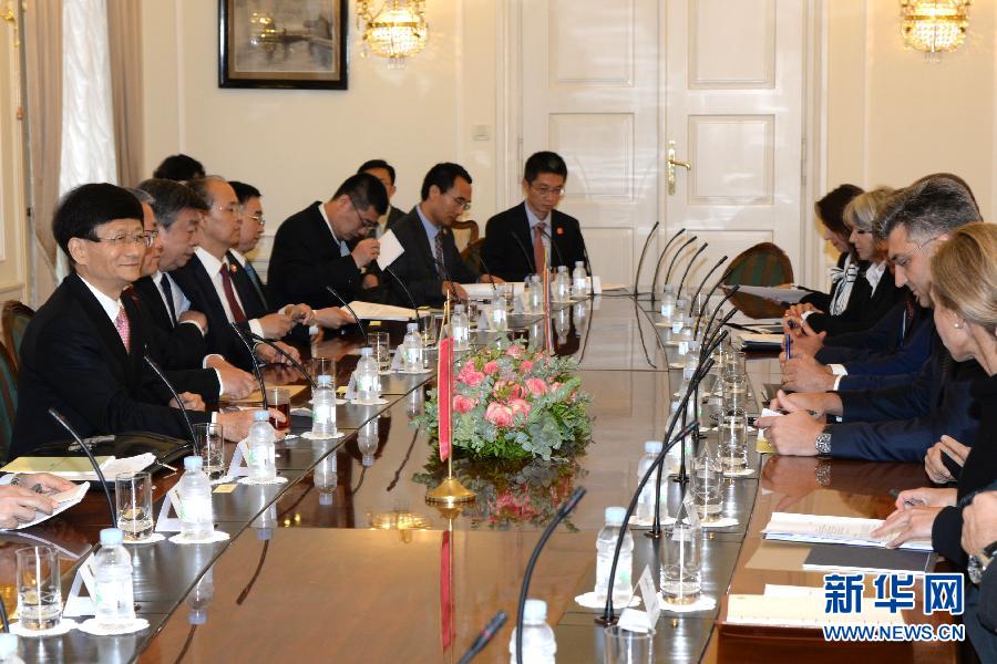 9月12日，克羅地亞總理普連科維奇（右二）在首都薩格勒布會(huì)見到訪的習(xí)近平主席特使、中共中央政治局委員、中央政法委書記孟建柱（左一）。新華社記者高磊攝