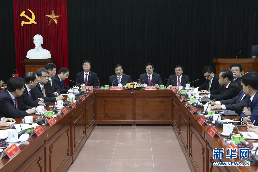 應越南共產黨邀請，中共中央政治局常委、中央書記處書記劉云山9月18日至19日對越南進行正式訪問。這是9月19日，劉云山在越共中央政治局委員范明政陪同下考察胡志明國家政治學院，并與曾赴華考察交流的越方學員代表進行座談。 新華社記者龐興雷 攝