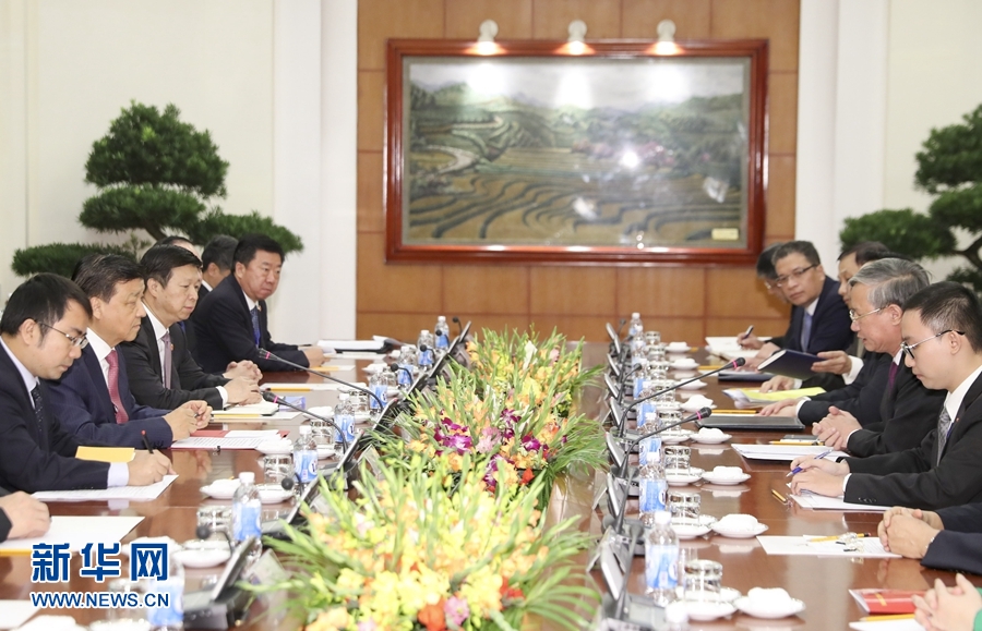 應越南共產黨邀請，中共中央政治局常委、中央書記處書記劉云山9月18日至19日對越南進行正式訪問。這是9月18日，劉云山在河內與越共中央政治局委員陳國旺舉行會談。 新華社記者 丁林 攝