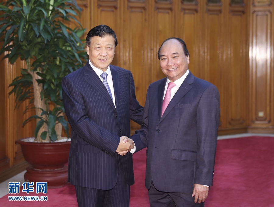 應越南共產黨邀請，中共中央政治局常委、中央書記處書記劉云山9月18日至19日對越南進行正式訪問。這是9月19日，劉云山在河內會見越南總理阮春福。 新華社記者 丁林 攝