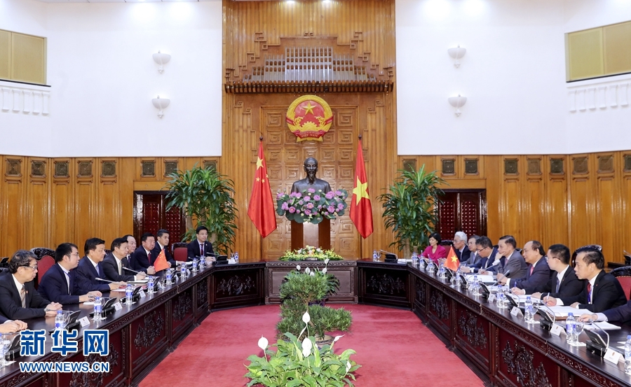 應越南共產黨邀請，中共中央政治局常委、中央書記處書記劉云山9月18日至19日對越南進行正式訪問。這是9月19日，劉云山在河內會見越南總理阮春福。 新華社記者 丁林 攝