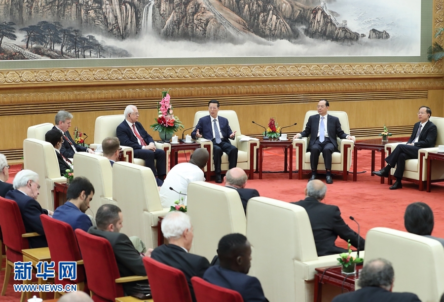 9月21日，中共中央政治局常委、國(guó)務(wù)院副總理張高麗在北京人民大會(huì)堂會(huì)見(jiàn)來(lái)華參加2017&ldquo;一帶一路&rdquo;媒體合作論壇的外方代表并回答大家關(guān)心的問(wèn)題。新華社記者王曄攝 