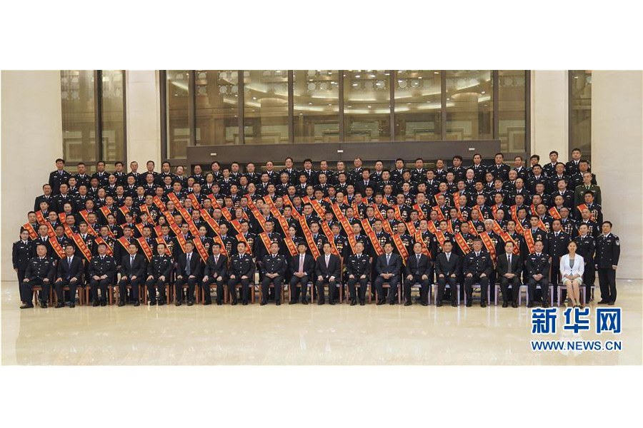 9月22日，&ldquo;熱血鑄劍&middot;丹心衛(wèi)民&rdquo;全國(guó)公安百佳刑警推選活動(dòng)揭曉儀式在北京舉行。中共中央政治局委員、中央政法委書記孟建柱會(huì)見當(dāng)選民警并觀看揭曉儀式。國(guó)務(wù)委員、公安部部長(zhǎng)郭聲琨參加會(huì)見并觀看揭曉儀式。新華社記者 殷剛 攝