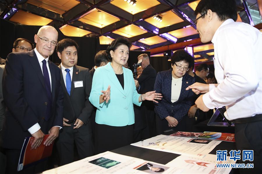 9月25日，在美國(guó)紐約，國(guó)務(wù)院副總理劉延?xùn)|（中）在紐約大學(xué)校長(zhǎng)漢密爾頓（前左一）的陪同下參觀中美兩國(guó)青年創(chuàng)客產(chǎn)品展示。國(guó)務(wù)院副總理劉延?xùn)|25日在美國(guó)紐約大學(xué)出席中美創(chuàng)客峰會(huì)暨中美青年創(chuàng)客中心啟動(dòng)儀式并講話。新華社記者 王迎 攝