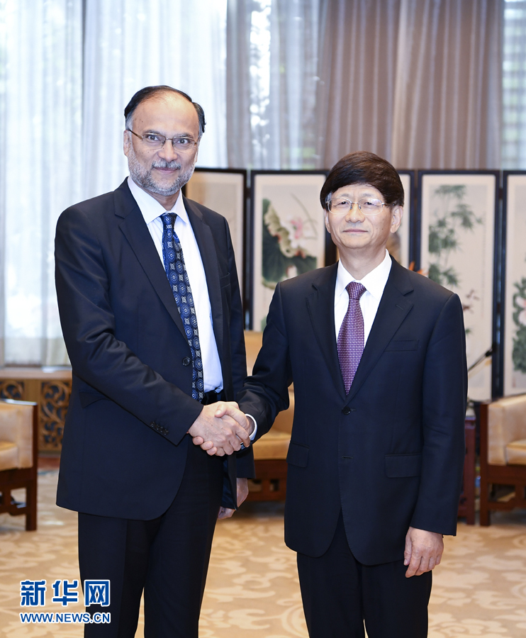 9月26日，中共中央政治局委員、中央政法委書記孟建柱在北京會見來華出席國際刑警組織第86屆全體大會的巴基斯坦內(nèi)政部長伊克巴爾。新華社記者 張領 攝