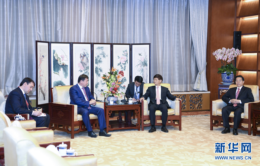 9月26日，中共中央政治局委員、中央政法委書記孟建柱在北京會見來華出席國際刑警組織第86屆全體大會的塔吉克斯坦內(nèi)務部長拉希姆佐達。國務委員、公安部部長郭聲琨參加有關會見。新華社記者 張領 攝