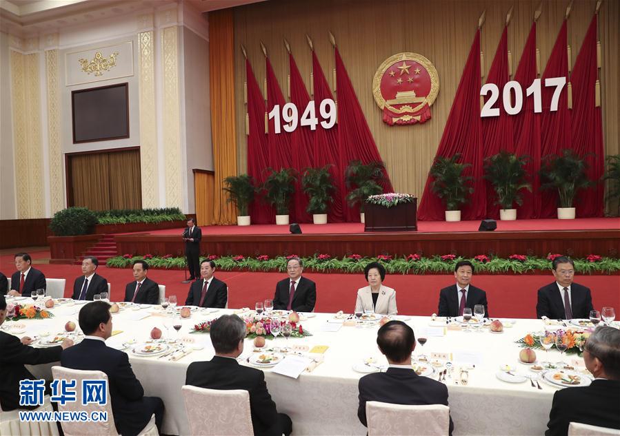 9月28日，全國政協(xié)辦公廳、中共中央統(tǒng)戰(zhàn)部、國務(wù)院僑辦、國務(wù)院港澳辦、國務(wù)院臺辦在北京人民大會堂聯(lián)合舉行國慶招待會。中共中央政治局常委、全國政協(xié)主席俞正聲與2800多名港澳臺僑各界代表歡聚一堂，慶祝中華人民共和國成立68周年。這是俞正聲在招待會上致辭。新華社記者 龐興雷 攝