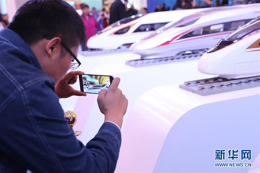 （十九大時(shí)光&middot;圖文互動(dòng)）（2）向著夢(mèng)想，奮進(jìn)！&mdash;&mdash;來自&ldquo;砥礪奮進(jìn)的五年&rdquo;大型成就展現(xiàn)場(chǎng)的報(bào)道 