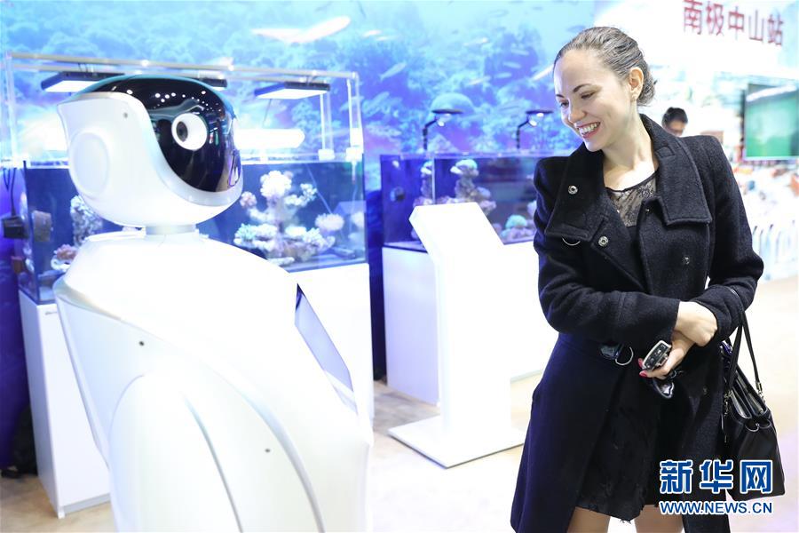 （圖文互動(dòng)）（1）&ldquo;中共十八大以來非常有成就的五年&rdquo;&mdash;&mdash;外國(guó)嘉賓參觀&ldquo;砥礪奮進(jìn)的五年&rdquo;大型成就展