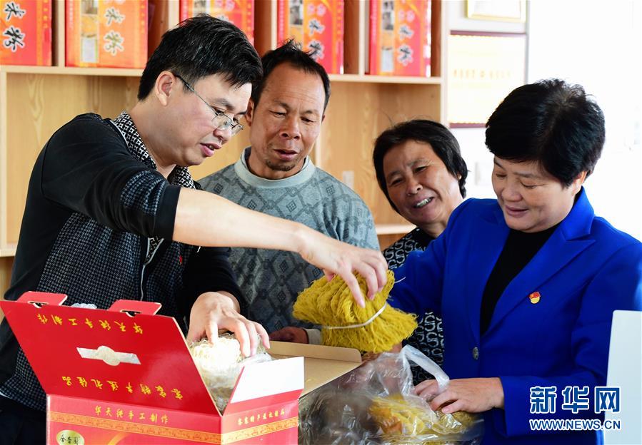 （十九大代表在基層&middot;圖文互動(dòng)）（2）沈騰香：保護(hù)好綠水青山 圓鄉(xiāng)親們小康夢(mèng)
