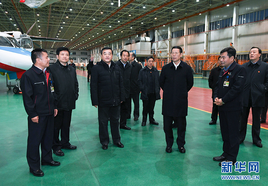 11月14日至15日，國務院副總理張高麗在黑龍江調(diào)研。這是11月14日，張高麗到哈爾濱飛機工業(yè)集團有限責任公司了解國有老企業(yè)轉(zhuǎn)型升級情況。 新華社記者 高潔 攝