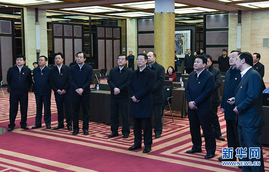 11月14日至15日，國務院副總理張高麗在黑龍江調(diào)研。這是11月14日，張高麗到黑龍江糧食交易市場了解糧食生產(chǎn)和銷售、糧食產(chǎn)品深加工、政策性儲糧去庫存等工作。 新華社記者 高潔 攝