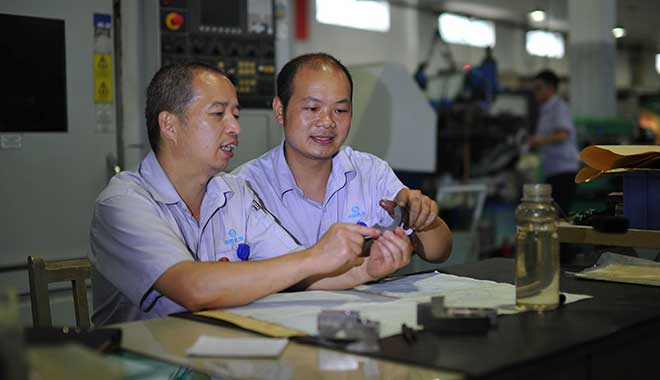 陶安和徒弟研究產品零件加工方法