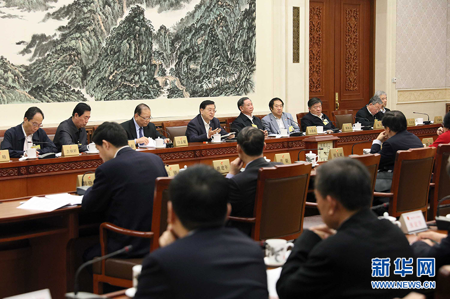 12月23日，十二屆全國(guó)人大常委會(huì)第三十一次會(huì)議舉行分組會(huì)議，審議監(jiān)察法草案二次審議稿等。張德江委員長(zhǎng)參加審議。 新華社記者劉衛(wèi)兵攝