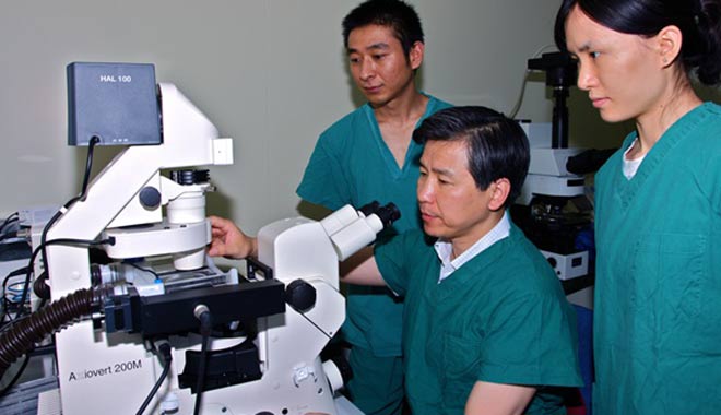 成功實施西南地區(qū)首例試管嬰兒手術(shù)。