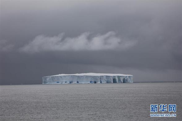 （圖文互動）（2）專訪：在南極，最美的藍(lán)冰可能通向死亡&mdash;&mdash;中國南極科考隊(duì)員講述&ldquo;冰縫驚魂記&rdquo;
