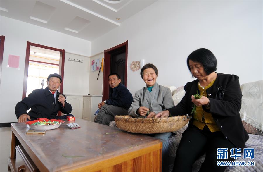 （新華全媒頭條&middot;圖文互動(dòng)）（1）開啟新征程　譜寫新史詩(shī)&mdash;&mdash;以習(xí)近平同志為核心的黨中央引領(lǐng)中國(guó)特色社會(huì)主義進(jìn)入新時(shí)代