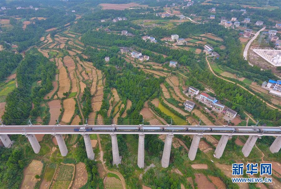 （新華全媒頭條&middot;圖文互動(dòng)）（6）開(kāi)啟新征程　譜寫(xiě)新史詩(shī)&mdash;&mdash;以習(xí)近平同志為核心的黨中央引領(lǐng)中國(guó)特色社會(huì)主義進(jìn)入新時(shí)代