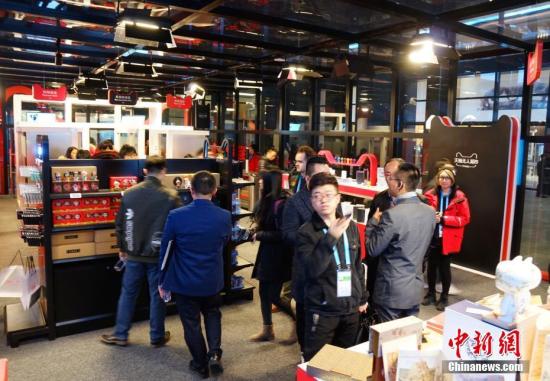 走進(jìn)&ldquo;互聯(lián)網(wǎng)之光&rdquo;博覽會(huì)，無人超市是本次展會(huì)最大的熱點(diǎn)，顧客可用二維碼進(jìn)入超市，實(shí)現(xiàn)全自動(dòng)購物。