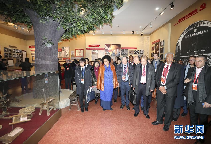 (新華全媒頭條·圖文互動)(4)全黨來一個大學習——新時代中國共產(chǎn)黨人的理論自覺