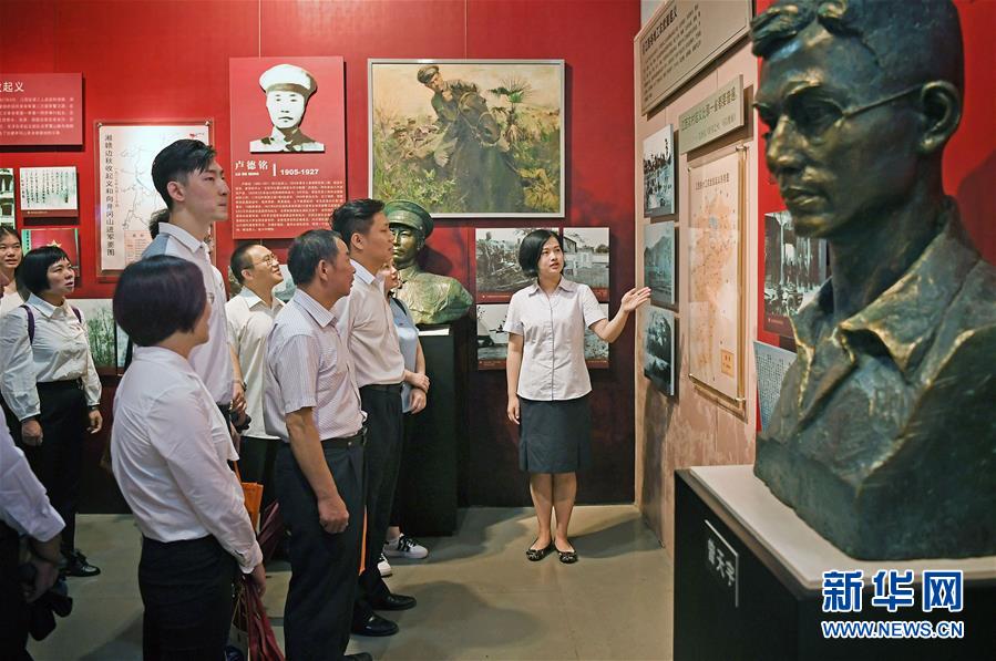 (新華全媒頭條·圖文互動)(7)全黨來一個大學習——新時代中國共產(chǎn)黨人的理論自覺